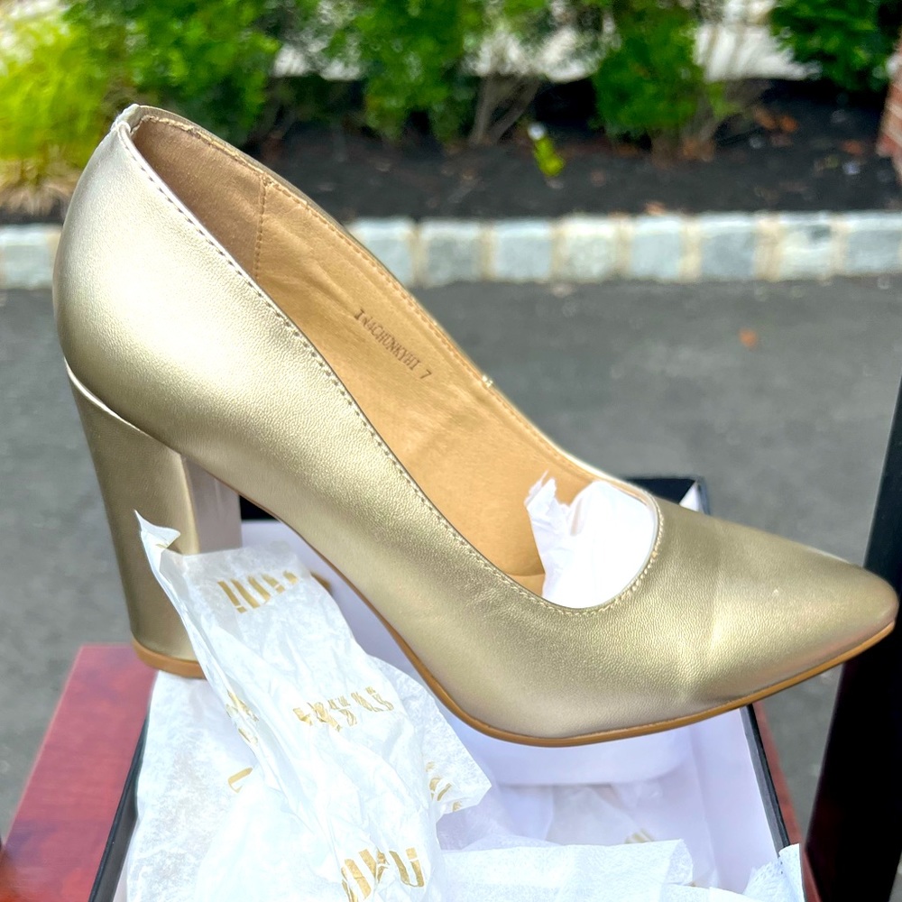 Gold High Heels NIB, size 7